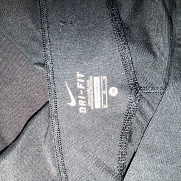 Nike Black Cropped Leggings - Picture 3 of 3